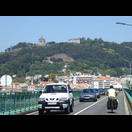Die Brücke über den Rio Lima nach Viana do Castelo, links oben die Basilika Santa Luzia